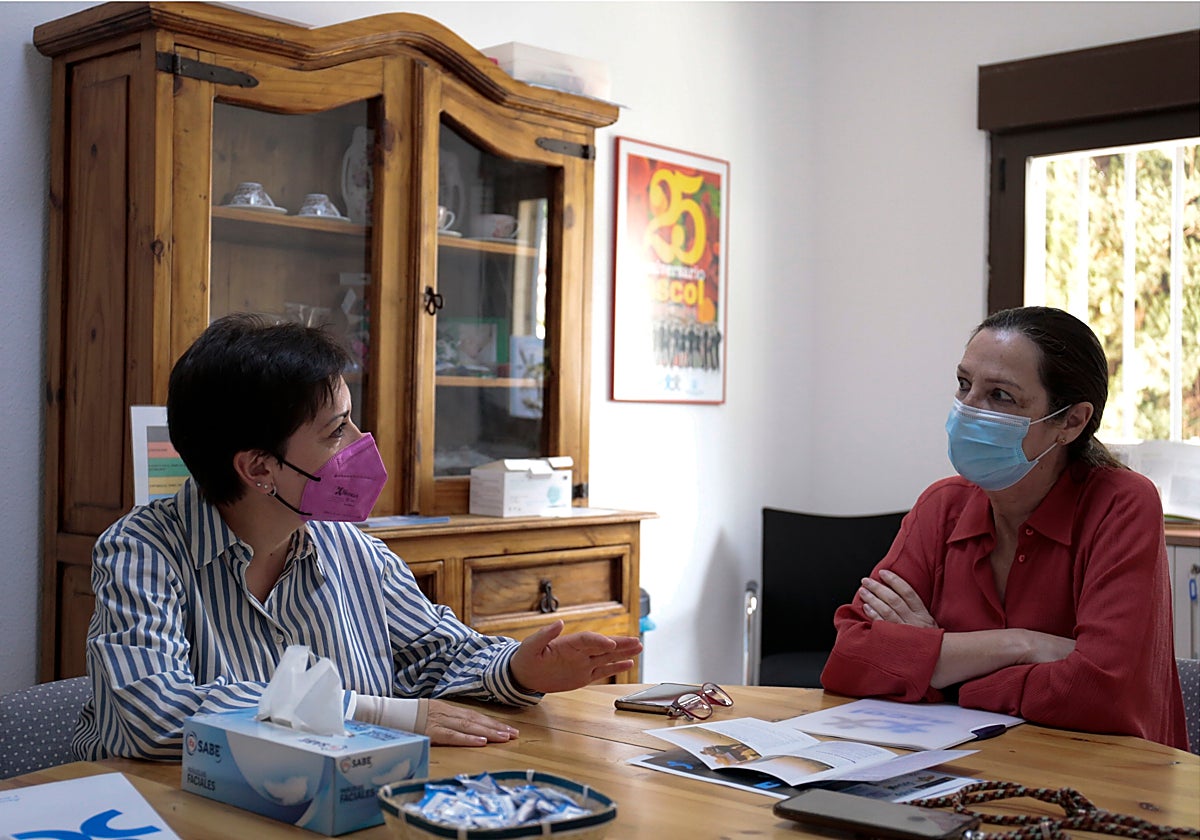 Isabel Calvo y Ascensión Hernández, en la sede de ASCOL