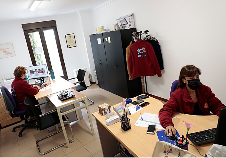 Imagen principal - La sede de Ascol actualmente se encuentra en la cuesta de la Independencia, donde atienden a numerosos afectados.