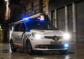 Vehículo de la Policía Local de Salamanca patrullando en la Rúa Mayor por la noche.