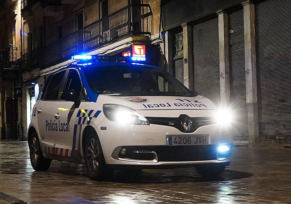Vehículo de la Policía Local de Salamanca patrullando en la Rúa Mayor por la noche.