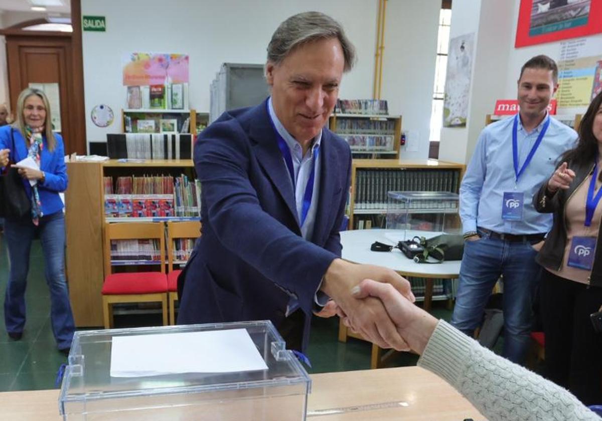 Carlos García Carbayo, votando.