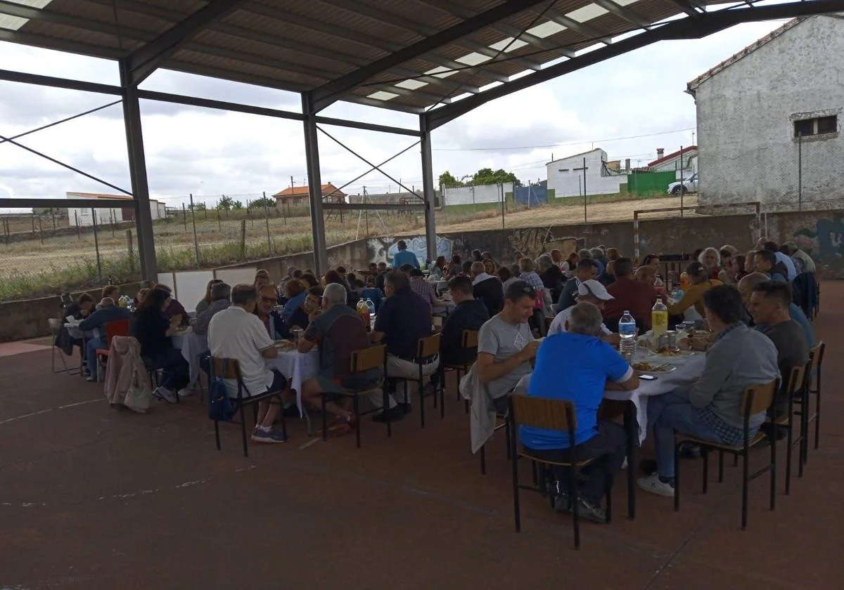 Aspecto que presentaba la pista deportiva durante la paella popular.