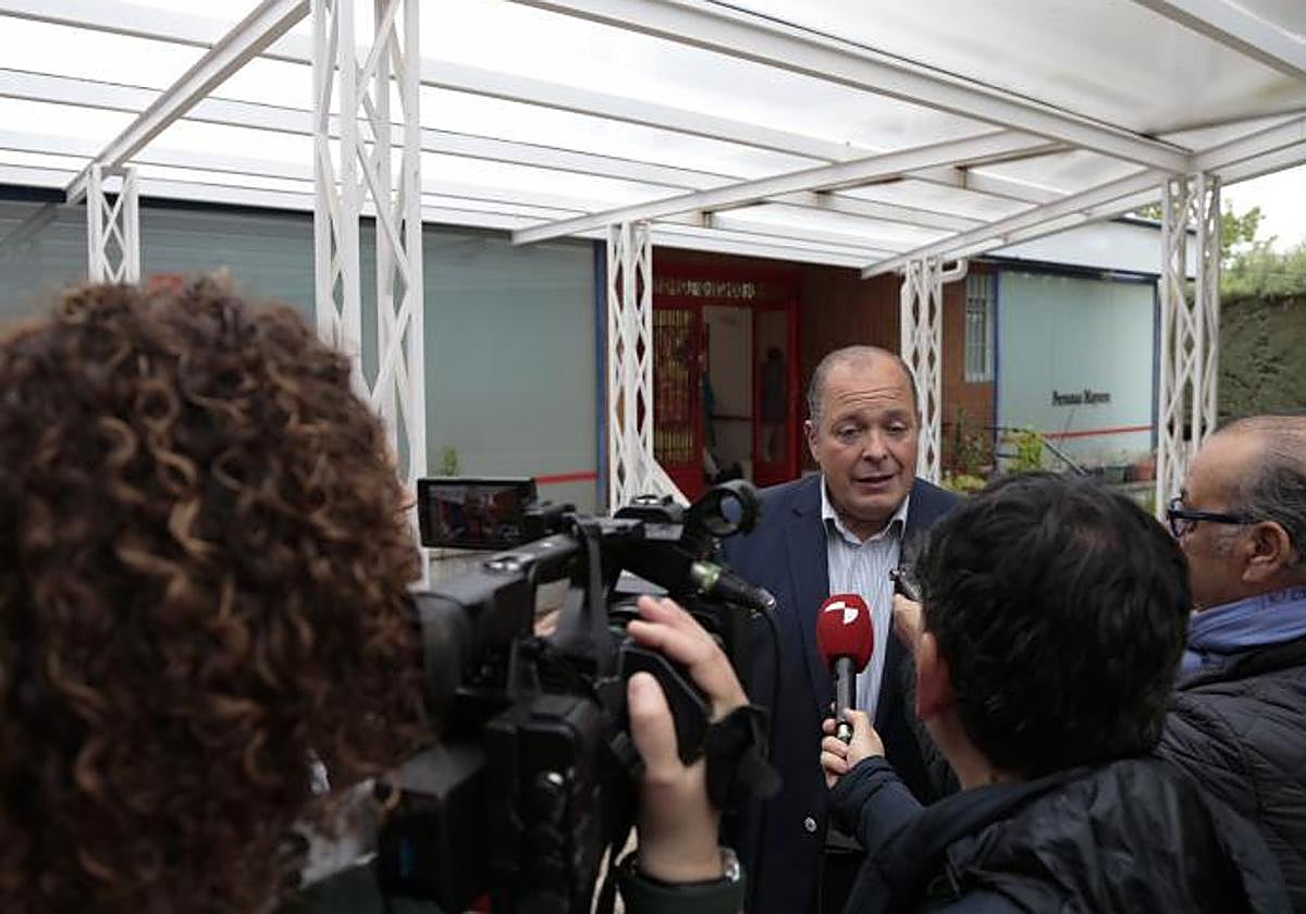 Ignacio Rivas atiende a los medios.