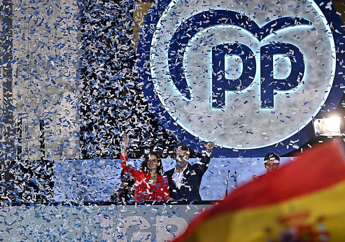 Núñez Feijóo con Díaz Ayuso en el balcón de Génova.