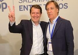 Alfonso Fernández Mañueco celebra la mayoría absoluta de Carlos García Carbayo en el Ayuntamiento de Salamanca.