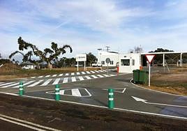 Accseo de las instalaciones de la empresa en la zona de Retortillo.