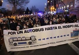 Imagen de la manifestación vecinal reclamando el autobús hasta el hospital.
