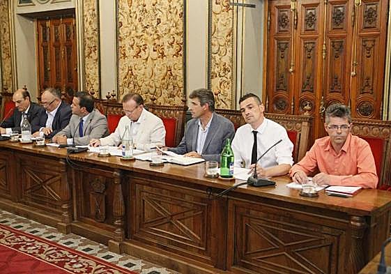 Manuel Hernández, primero por la derecha, junto al otro diputado de Ciudadanos en una legislatura anterior.