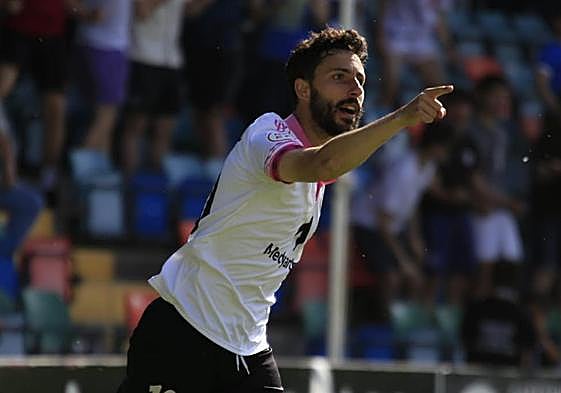Diego Benito celebrando uno de sus tantos ante el Real Ávila.