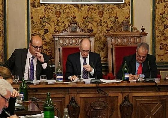 Javier Iglesias, en el centro, durante un pleno en la Diputación.