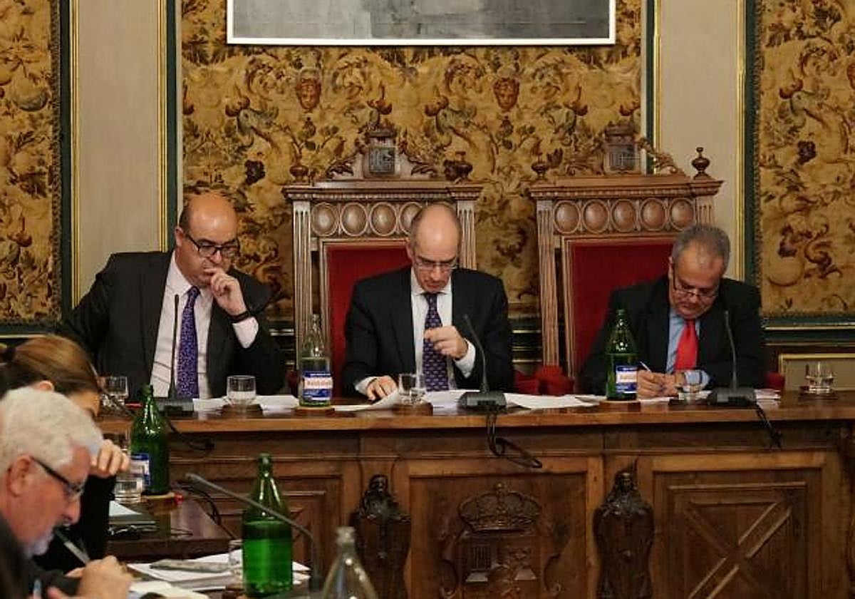 Javier Iglesias, en el centro, durante un pleno en la Diputación.