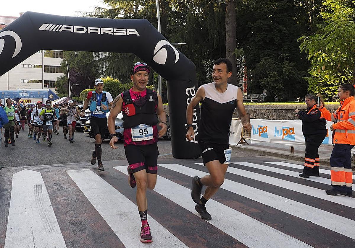Miguel Heras, a la derecha, en la salida de una de las Rutas Vetonas celebradas.