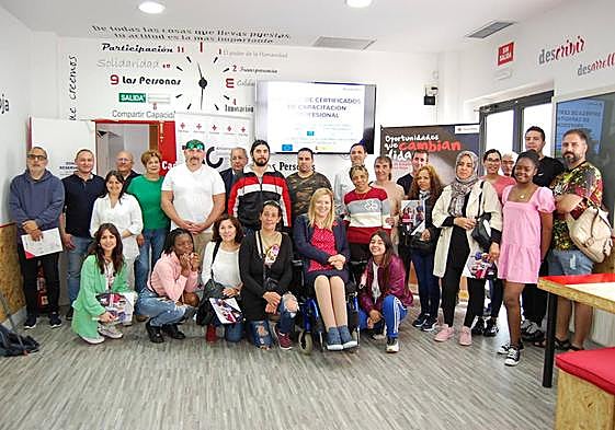 Los participantes en los cursos junto con la presidenta provincial de Cruz Roja, Isabel Campo.