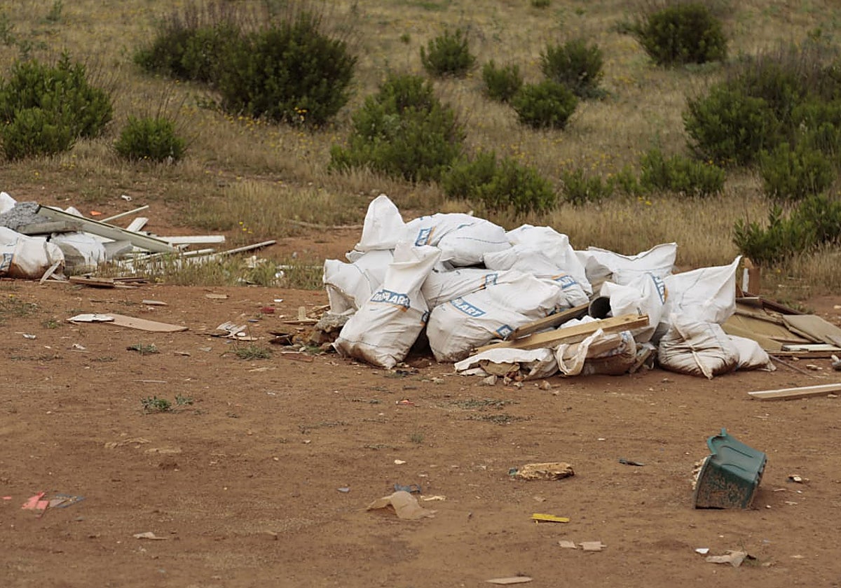 Nuevos escombros en una parcela que se había limpiado recientemente en Pizarrales.