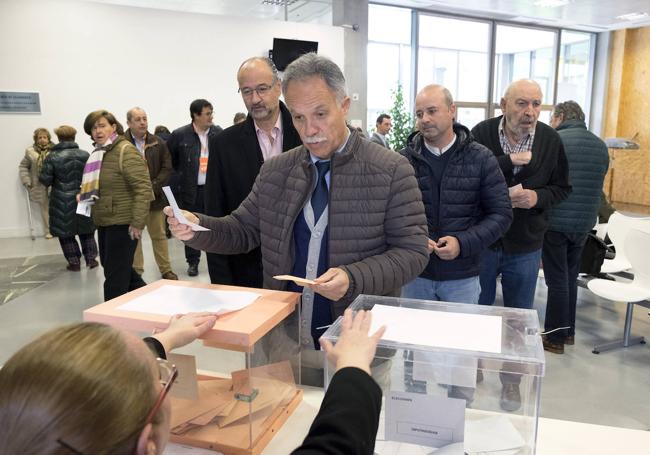 Mirón, votando en unas elecciones generales.