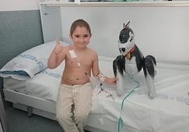 El pequeñoo Alberto en uno de sus ingresos en el Hospital de Salamanca.