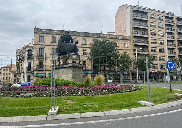 Rotonda de la escultura de Venancio Blanco de la Plaza España.