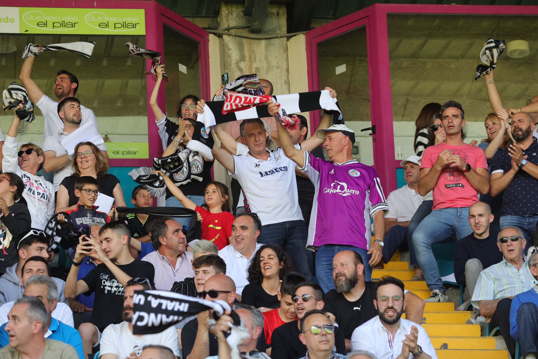 La grada, la afición y la tormenta sobre el Helmántico