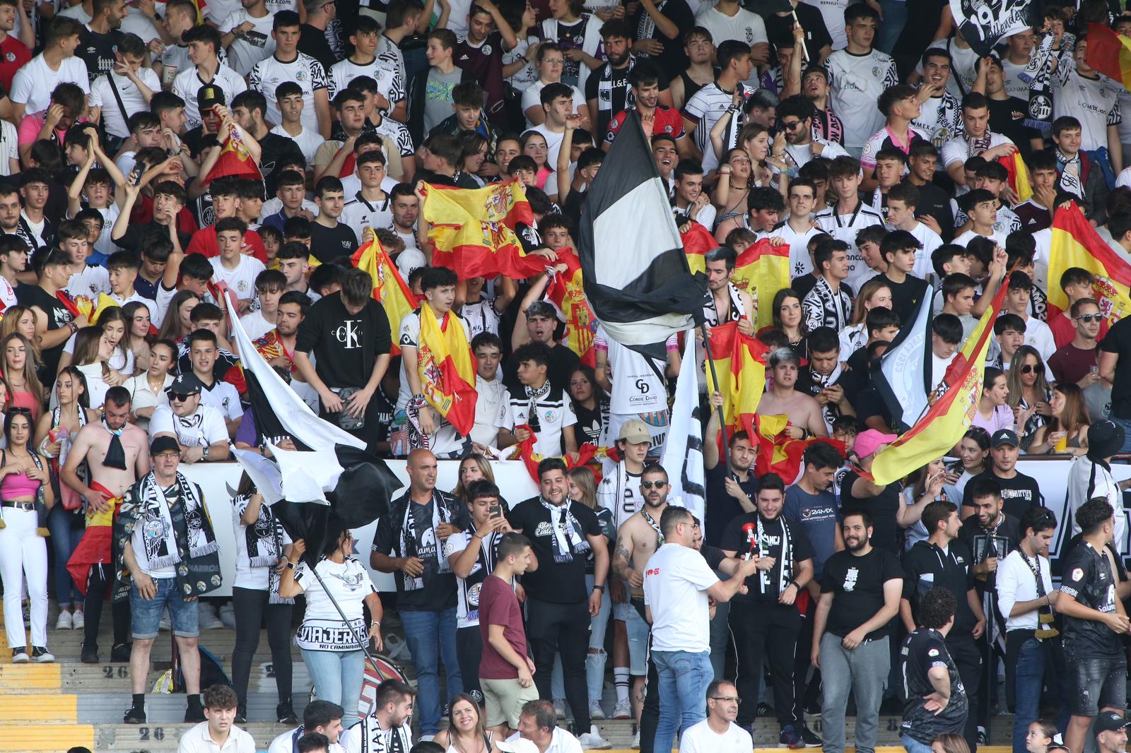 La grada, la afición y la tormenta sobre el Helmántico