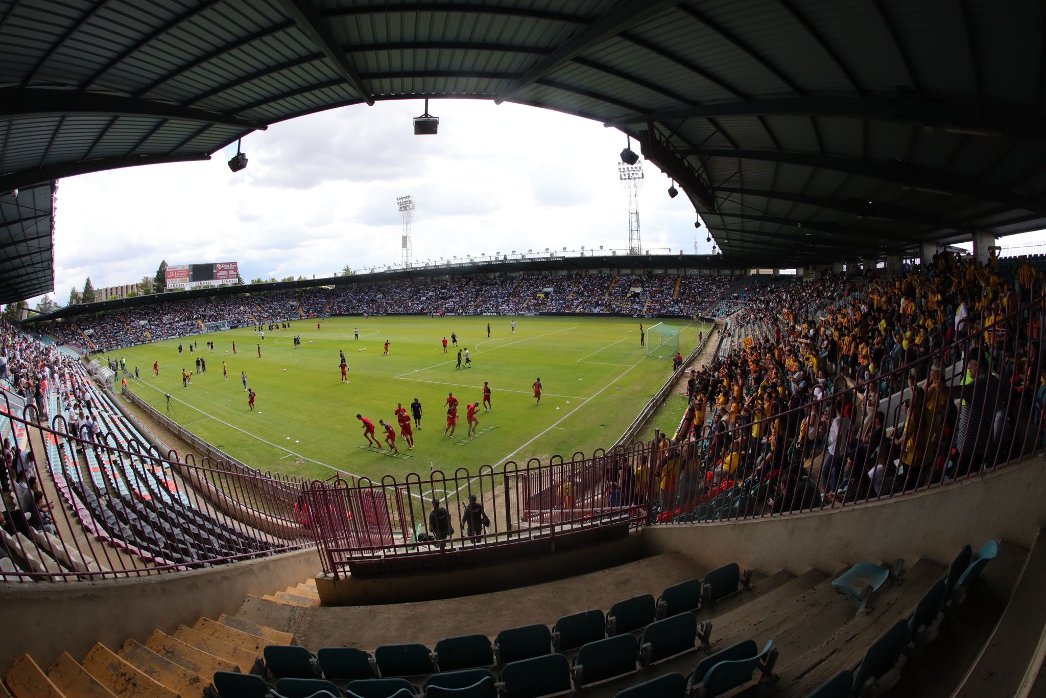 La grada, la afición y la tormenta sobre el Helmántico