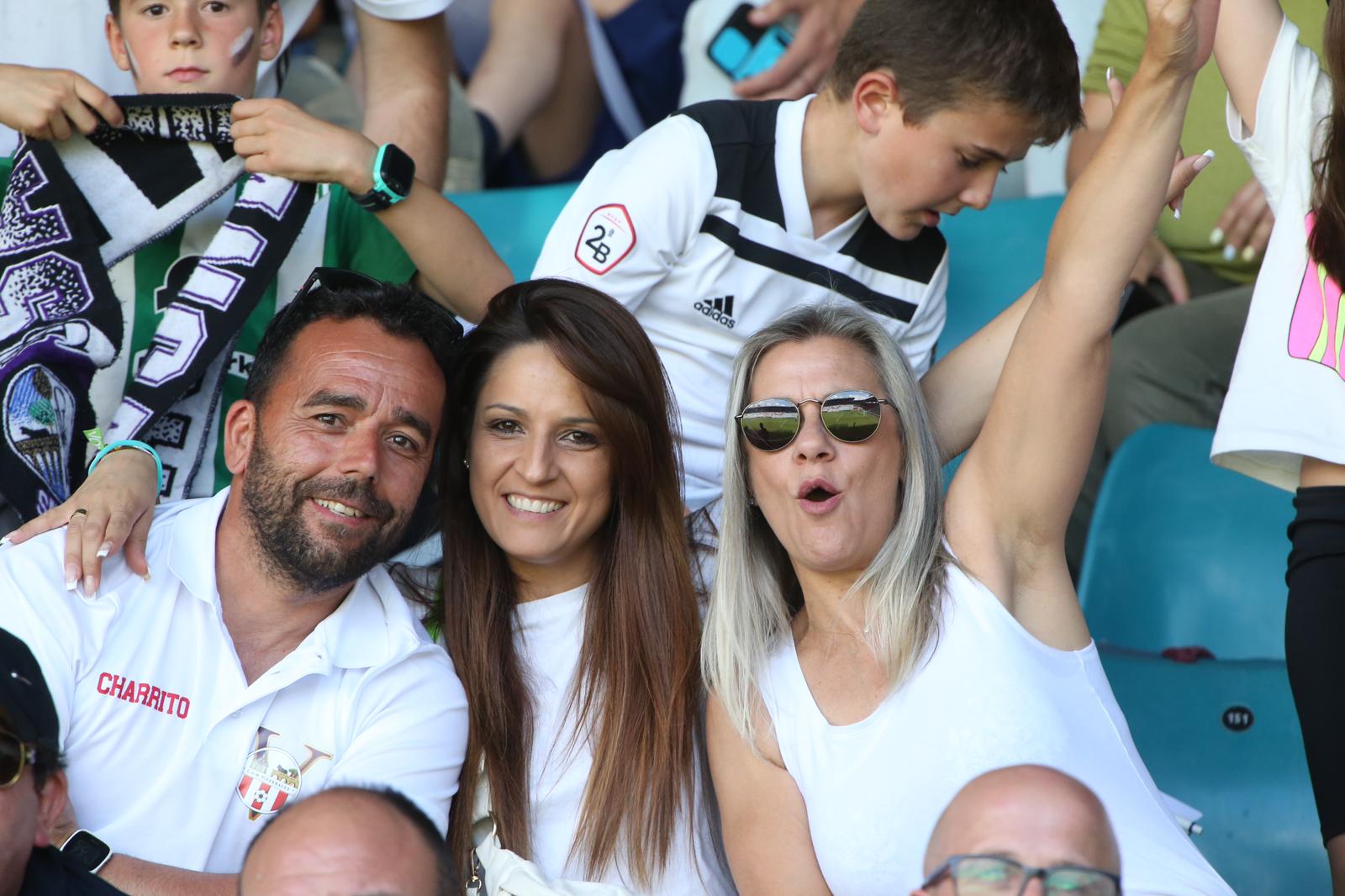 La grada, la afición y la tormenta sobre el Helmántico