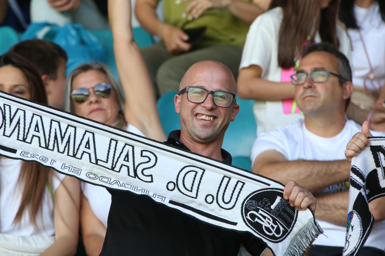 La grada, la afición y la tormenta sobre el Helmántico