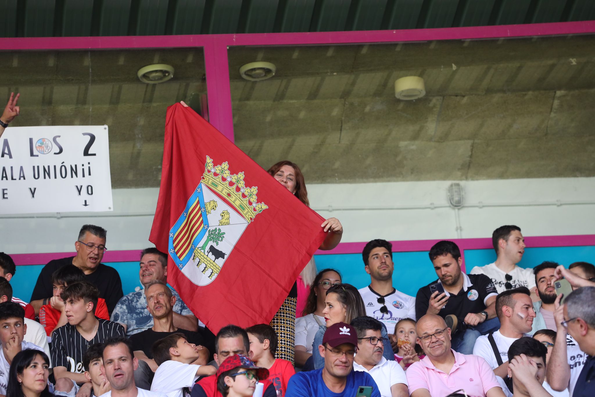 La grada, la afición y la tormenta sobre el Helmántico