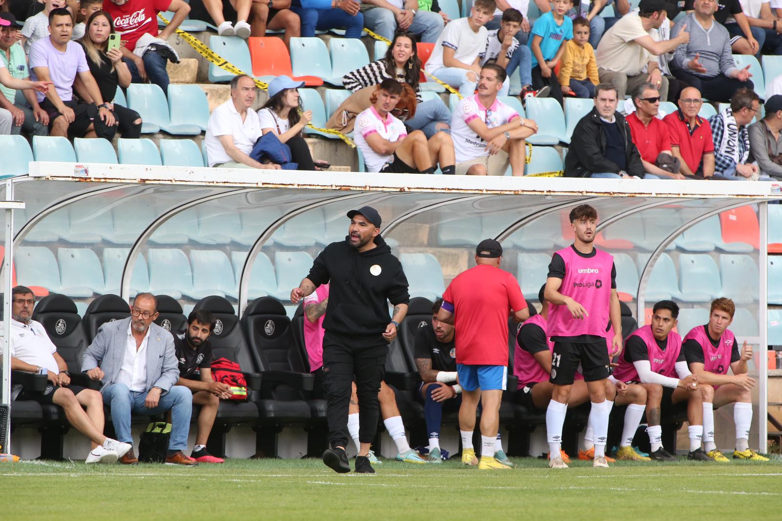 La grada, la afición y la tormenta sobre el Helmántico