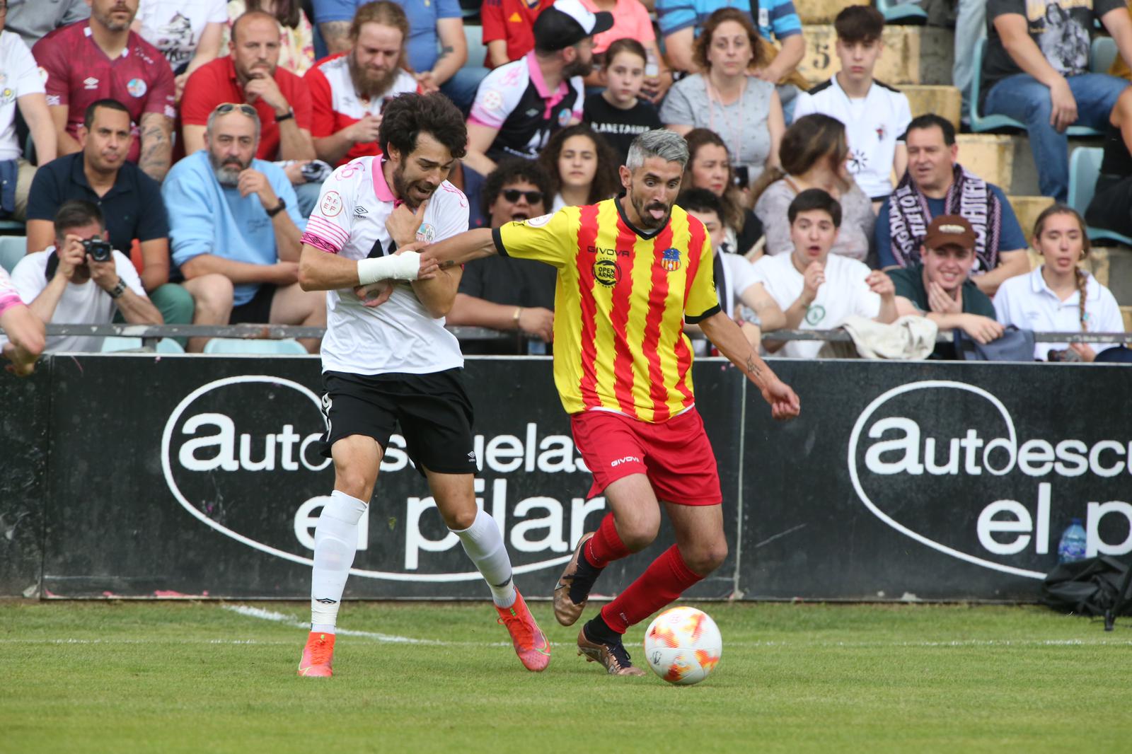 La grada, la afición y la tormenta sobre el Helmántico