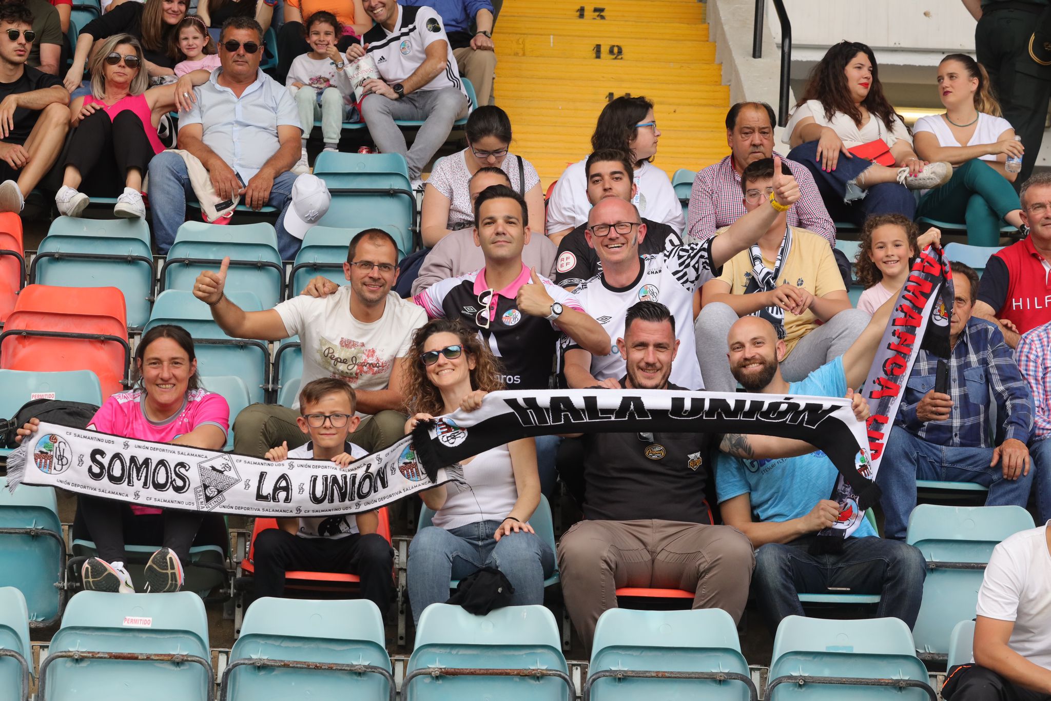 La grada, la afición y la tormenta sobre el Helmántico