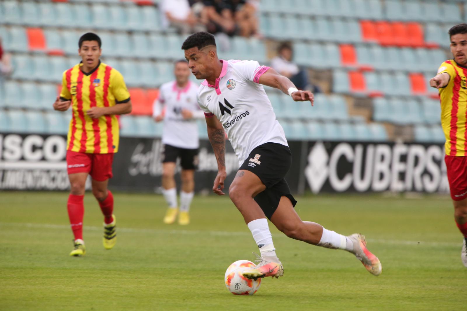 La grada, la afición y la tormenta sobre el Helmántico
