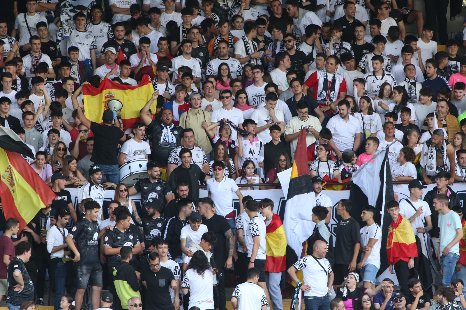 La grada, la afición y la tormenta sobre el Helmántico