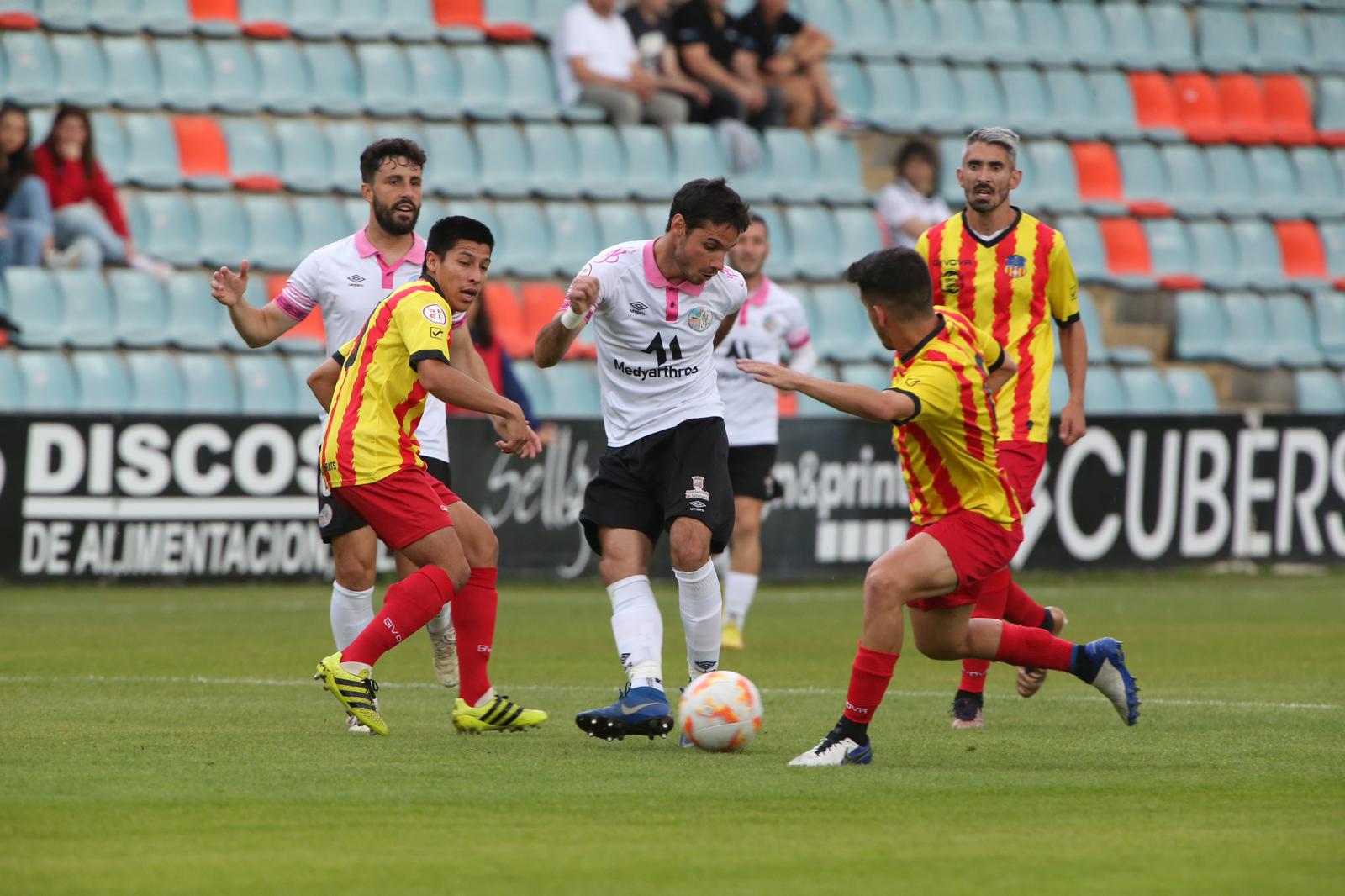 La grada, la afición y la tormenta sobre el Helmántico