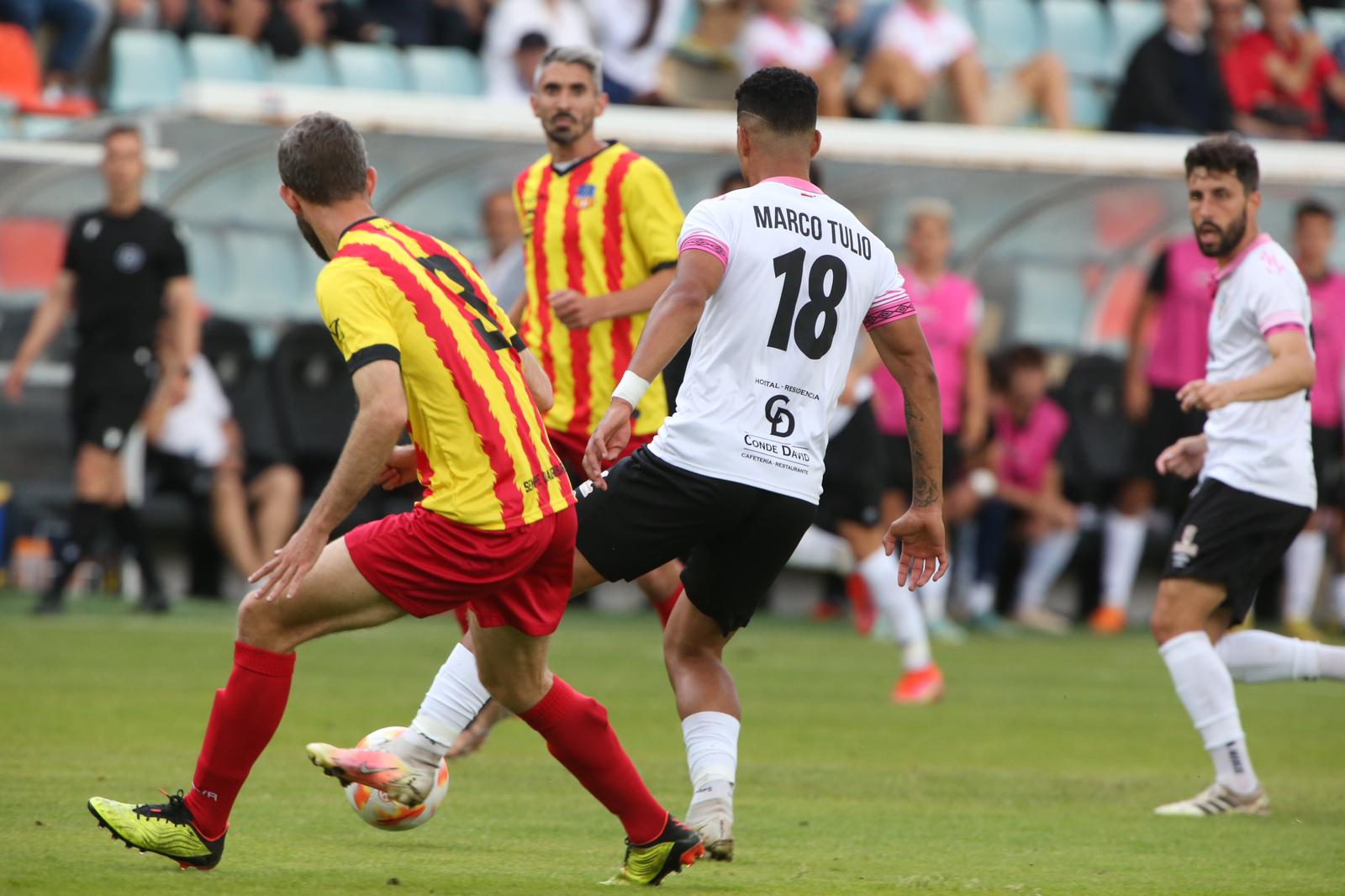 La grada, la afición y la tormenta sobre el Helmántico