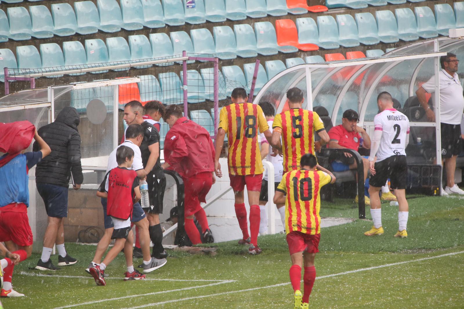 La grada, la afición y la tormenta sobre el Helmántico
