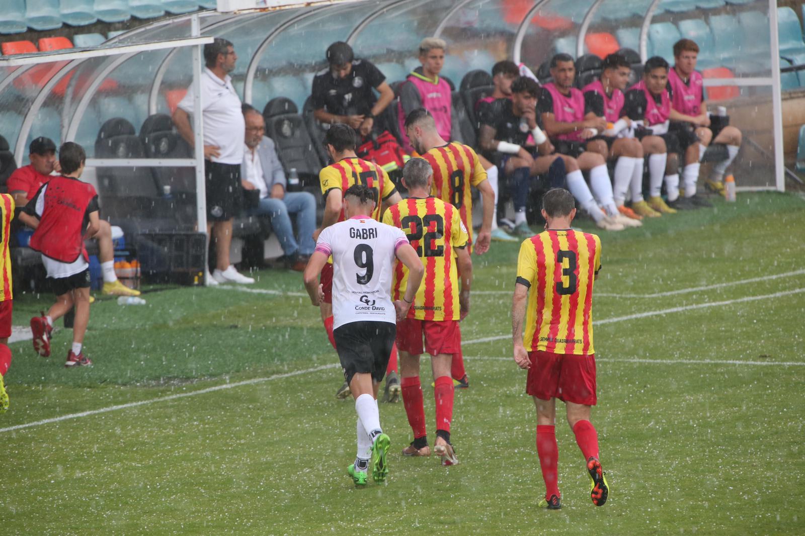 La grada, la afición y la tormenta sobre el Helmántico