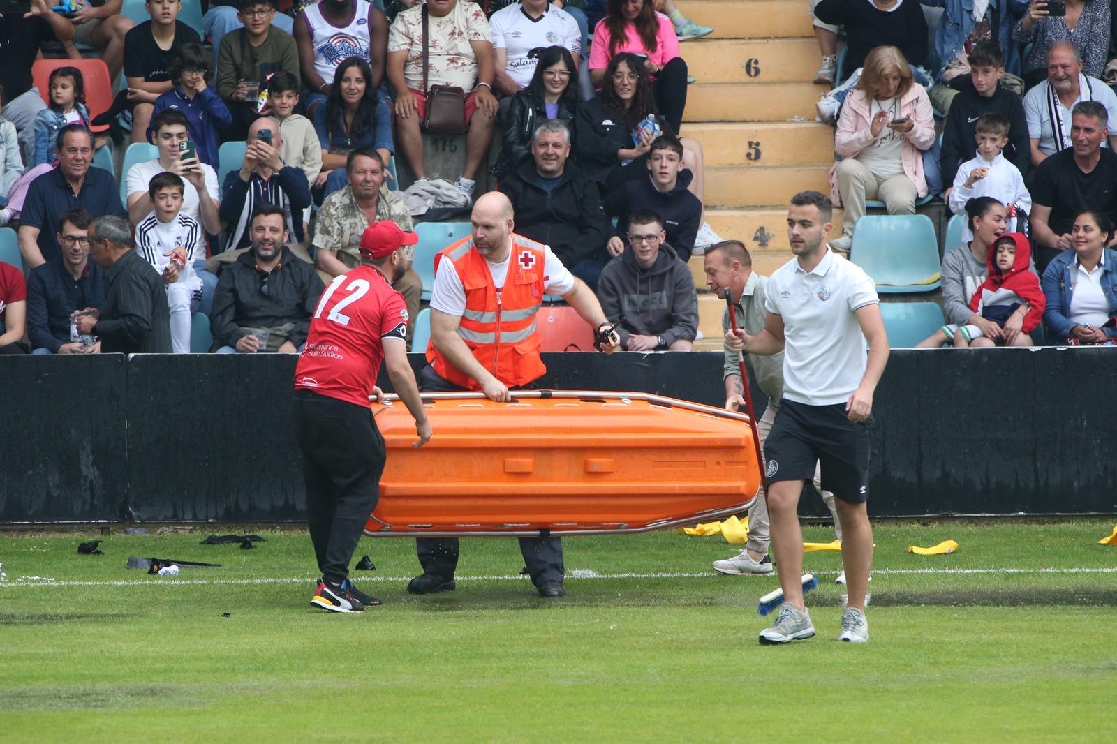 La grada, la afición y la tormenta sobre el Helmántico