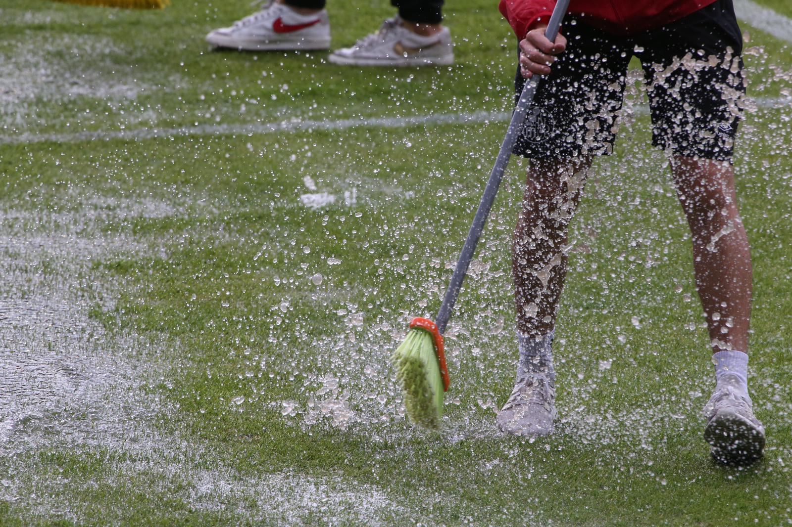 La grada, la afición y la tormenta sobre el Helmántico
