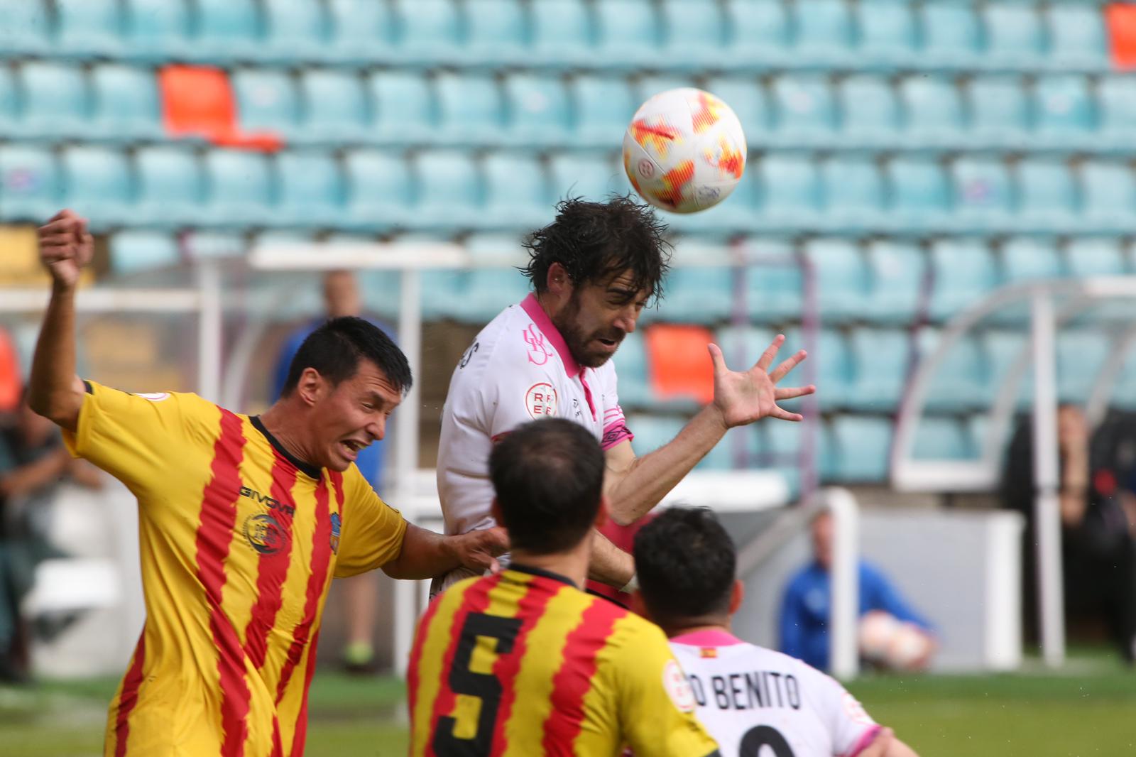 La grada, la afición y la tormenta sobre el Helmántico