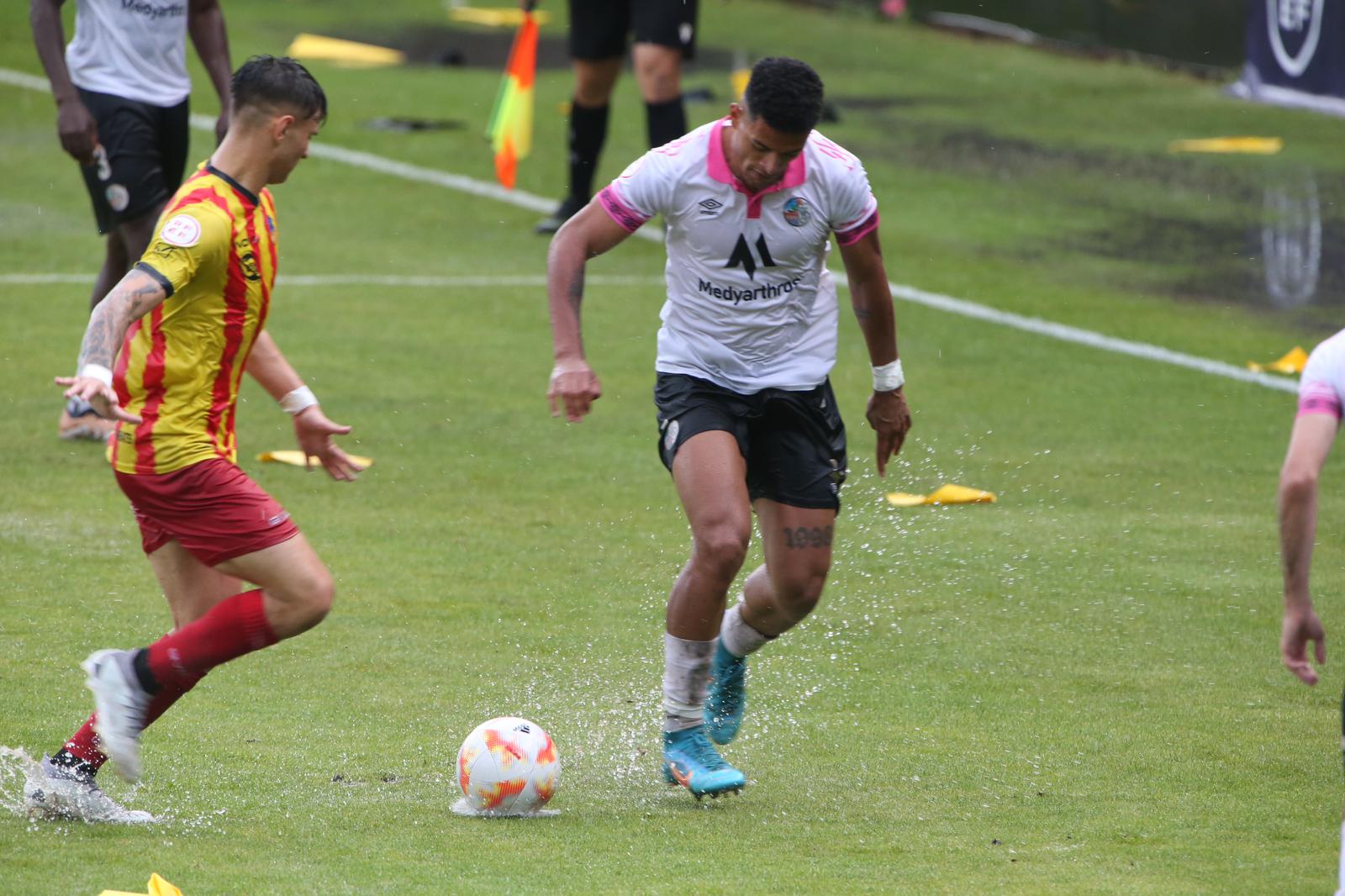 La grada, la afición y la tormenta sobre el Helmántico