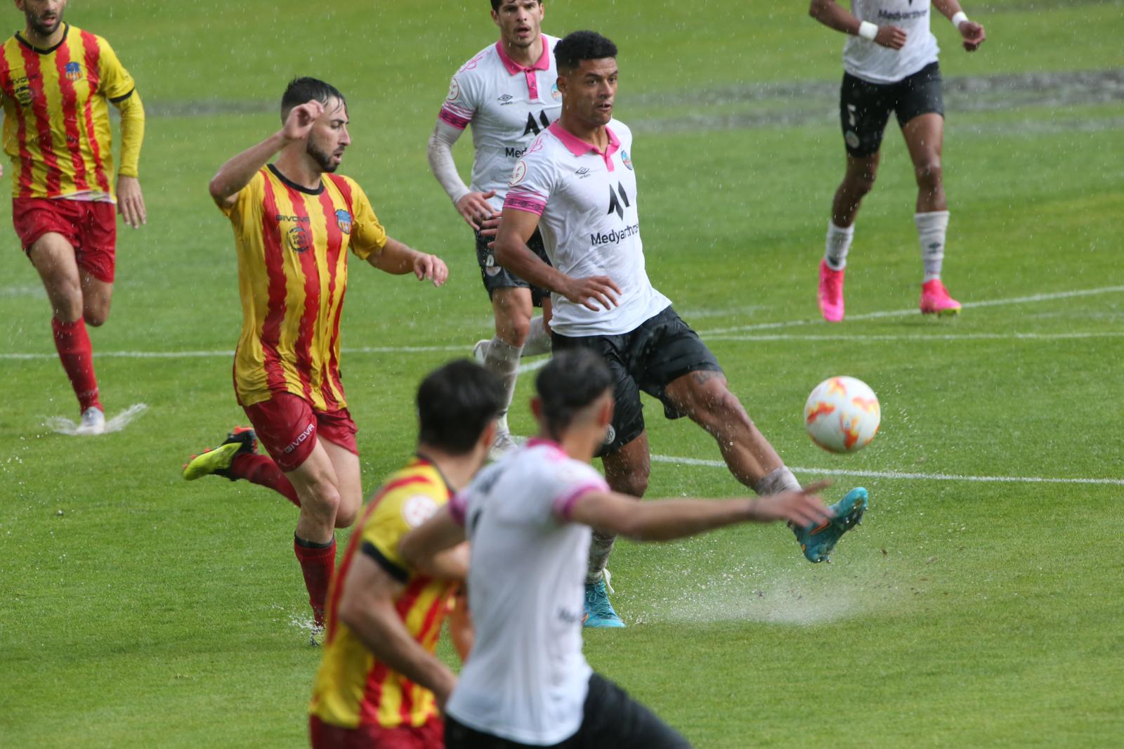 La grada, la afición y la tormenta sobre el Helmántico