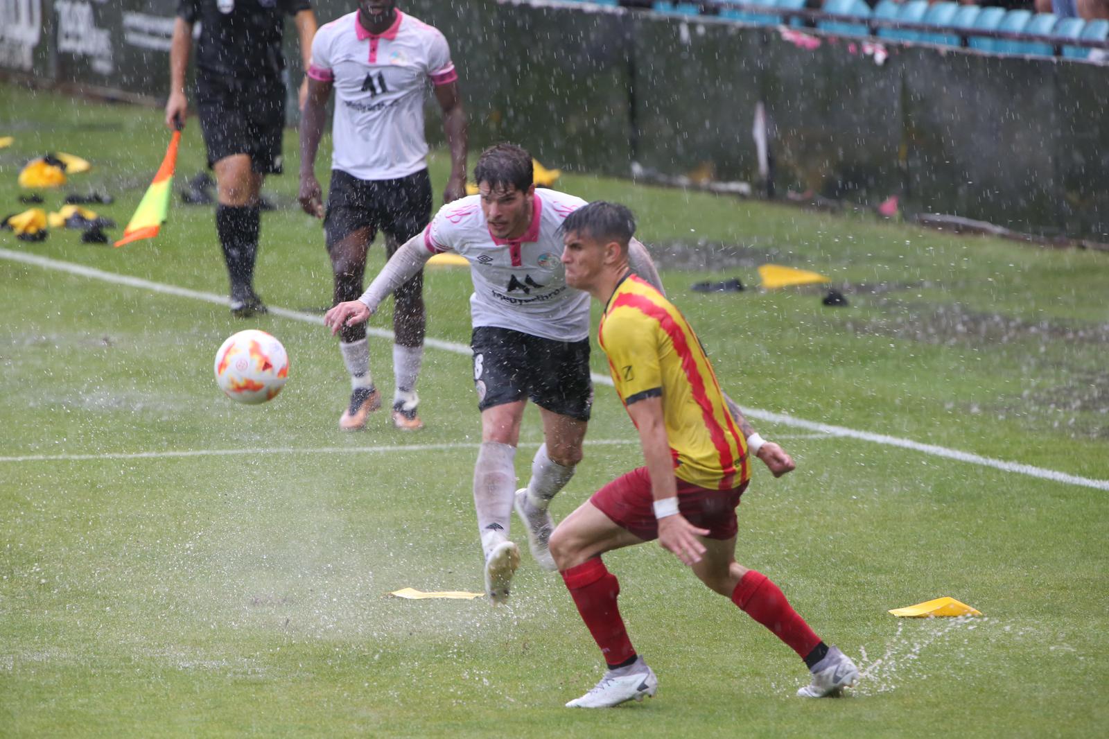 La grada, la afición y la tormenta sobre el Helmántico