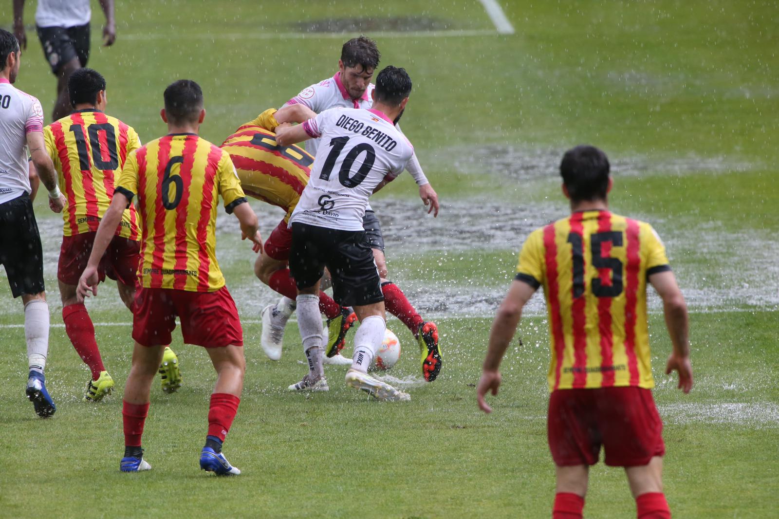 La grada, la afición y la tormenta sobre el Helmántico