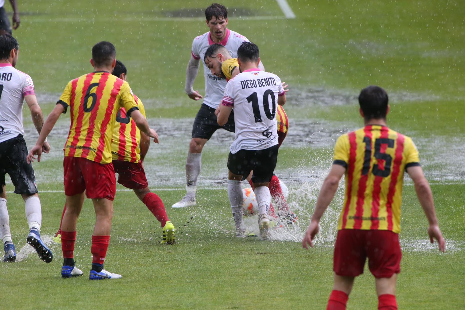 La grada, la afición y la tormenta sobre el Helmántico