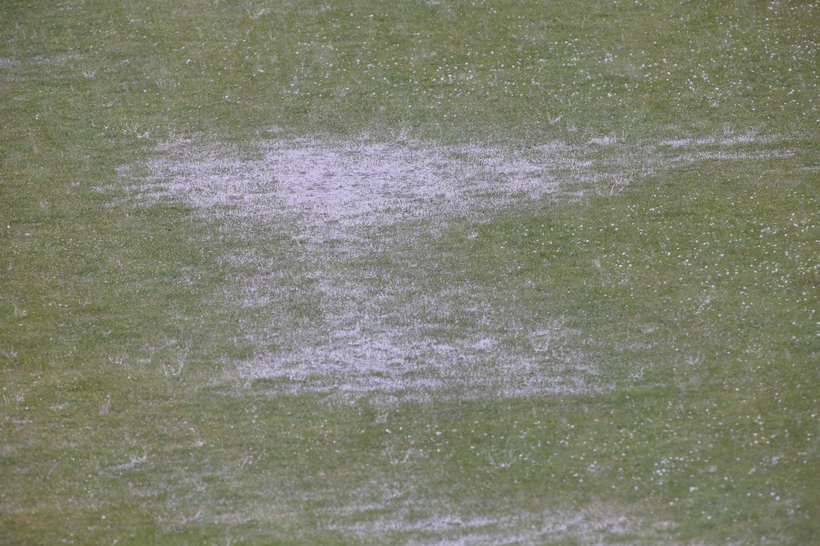 La grada, la afición y la tormenta sobre el Helmántico