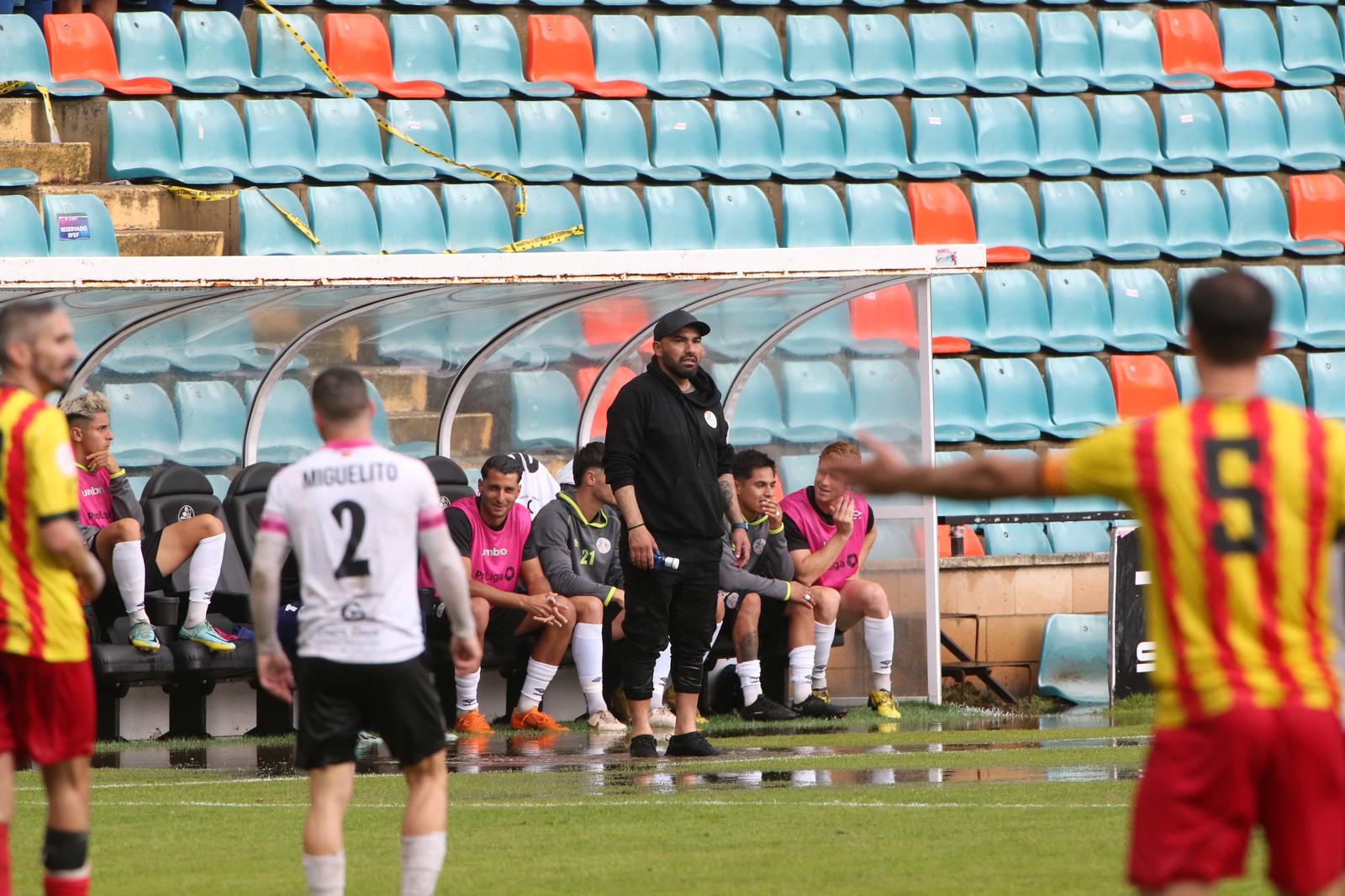 La grada, la afición y la tormenta sobre el Helmántico