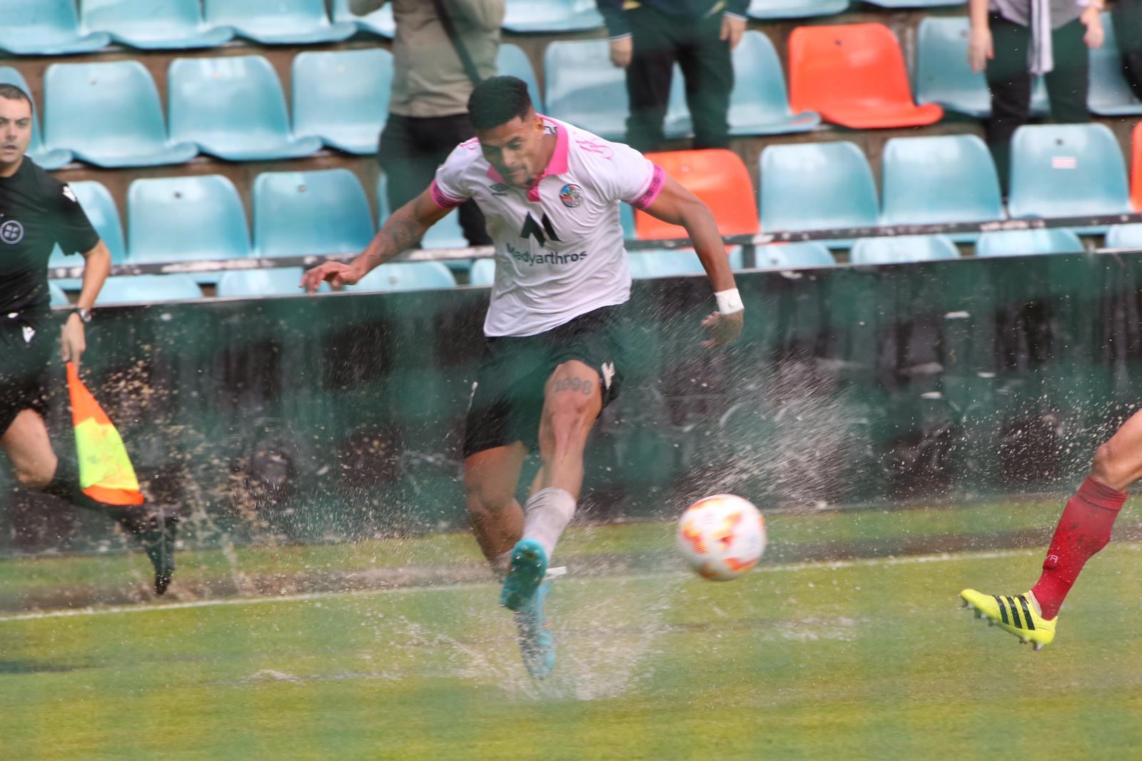 La grada, la afición y la tormenta sobre el Helmántico