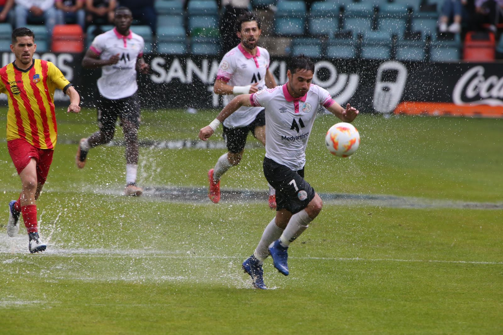 La grada, la afición y la tormenta sobre el Helmántico
