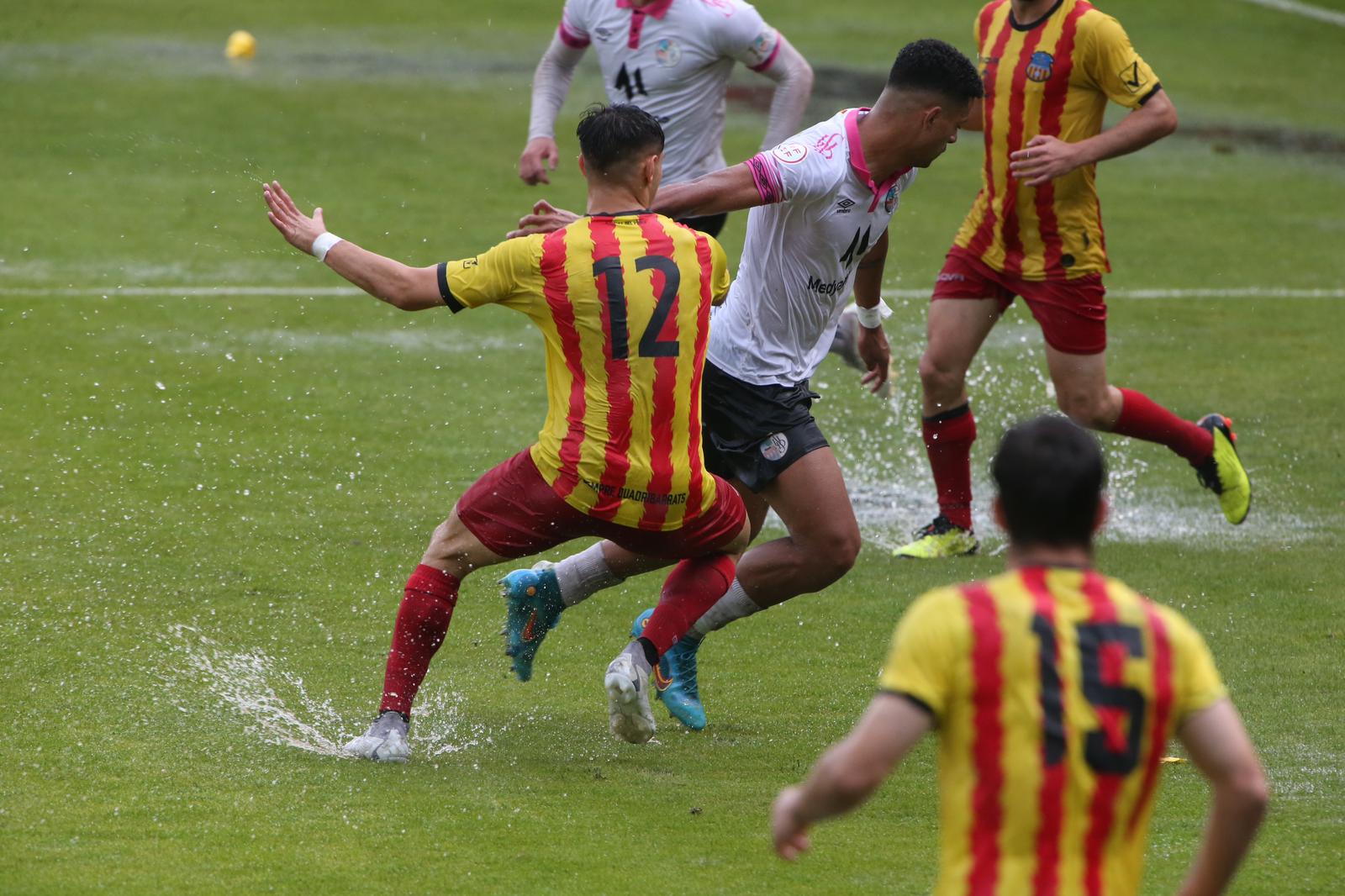 La grada, la afición y la tormenta sobre el Helmántico