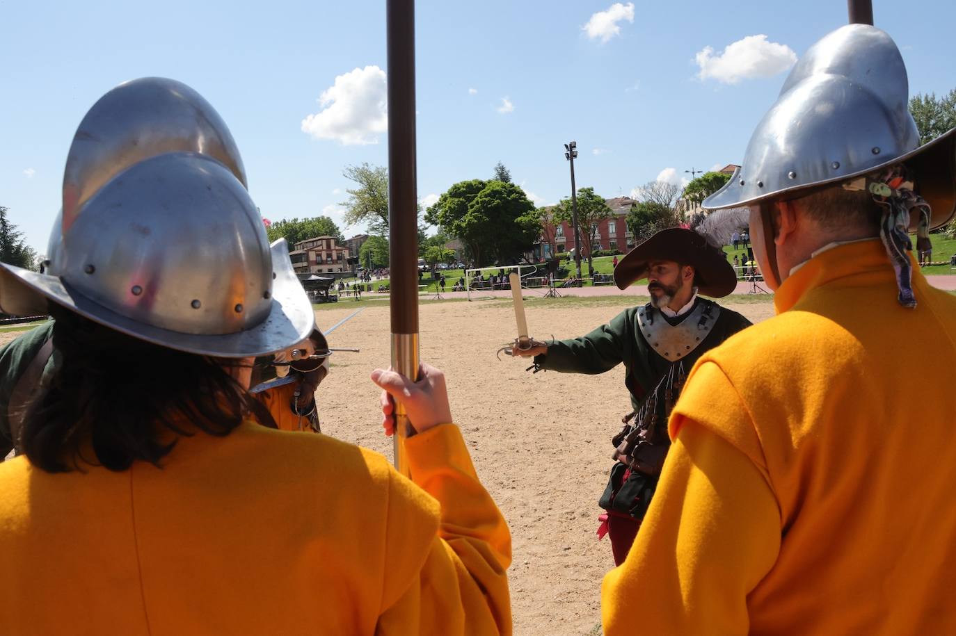 Los salmantinos viajan en el tiempo y reviven batallas de caballería junto al Tormes